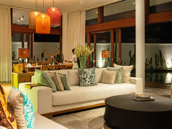 Villa Indrani - Living area at night